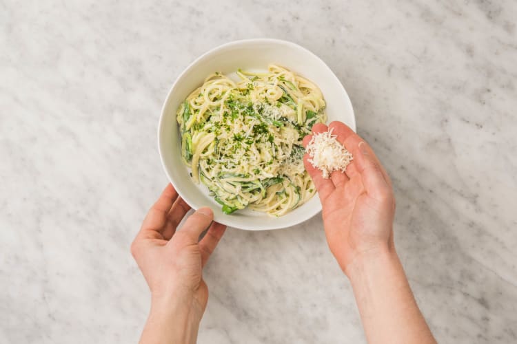 spaghetti de courgette sauce à la crème aigre recette hellofresh