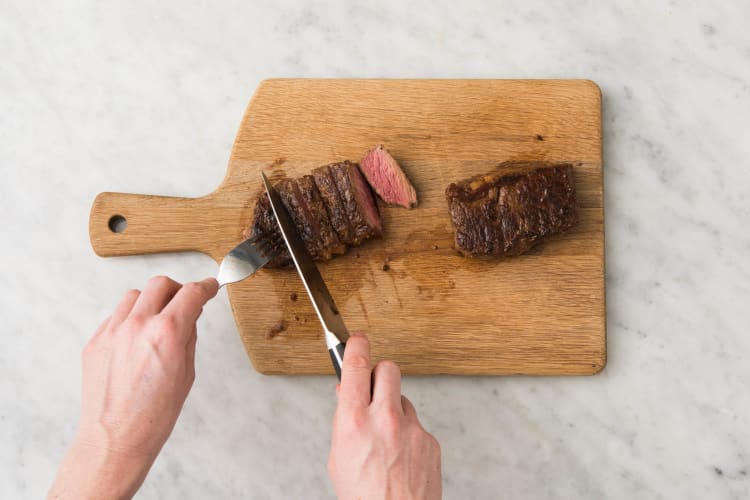 Rumpsteak in Streifen schneiden