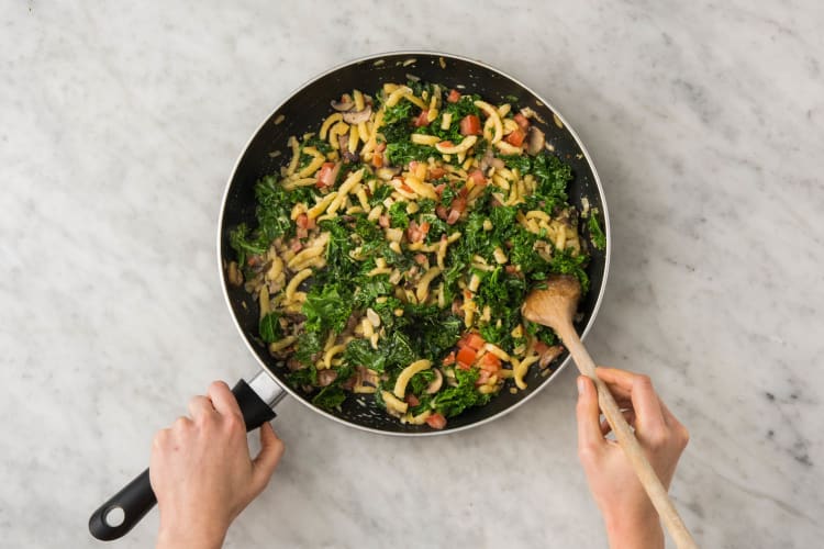 Herbstliche Grünkohl-Spätzle-Pfanne mit rauchigem Lachsfilet Rezept ...