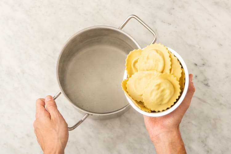 CUIRE LES RAVIOLIS ET PRÉPARER LA SAUCE