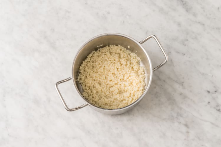 Faire cuire le couscous Ajouter le couscous à la casserole d’eau bouillante. Faire cuire à découvert en remuant à l’occasion, jusqu’à ce que le couscous soit tendre, de 6 à 8 minutes. Égoutter le cous