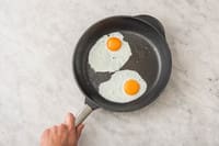 Faire cuire l'œuf au plat