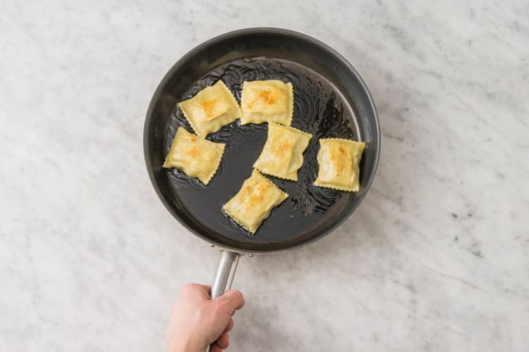 Mini-Maultaschen mit Bacon und Rahmporree Rezept | HelloFresh