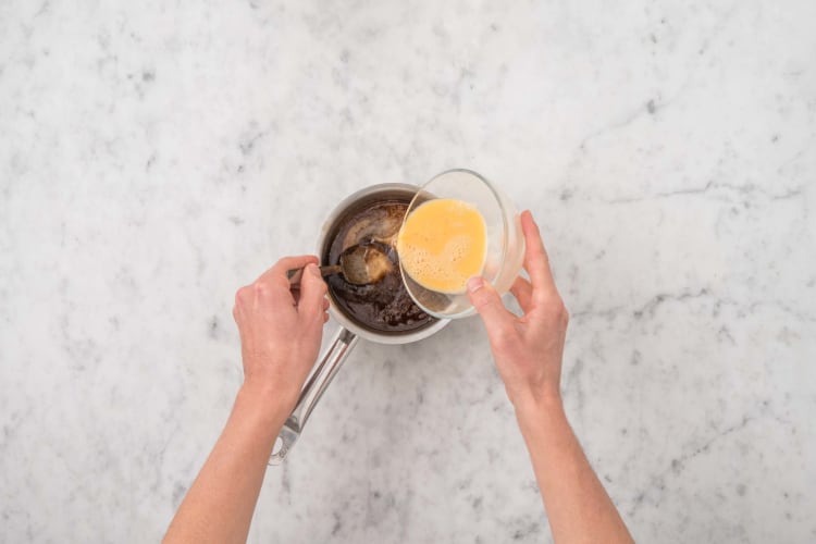 Préparer le sirop à la cannelle