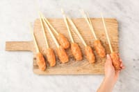 Enfiler le poulet sur les brochettes