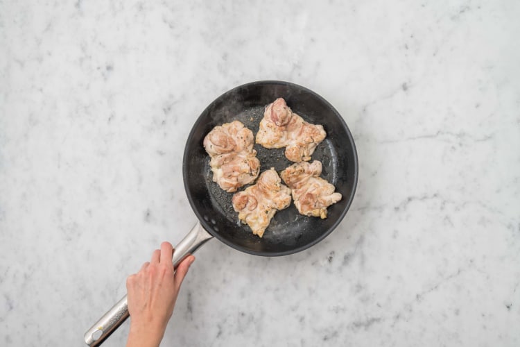 Commencer à préparer le poulet