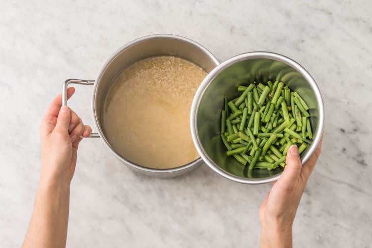 Rijst en sperziebonen koken