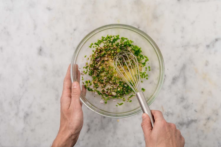 Préparer les légumes et la vinaigrette