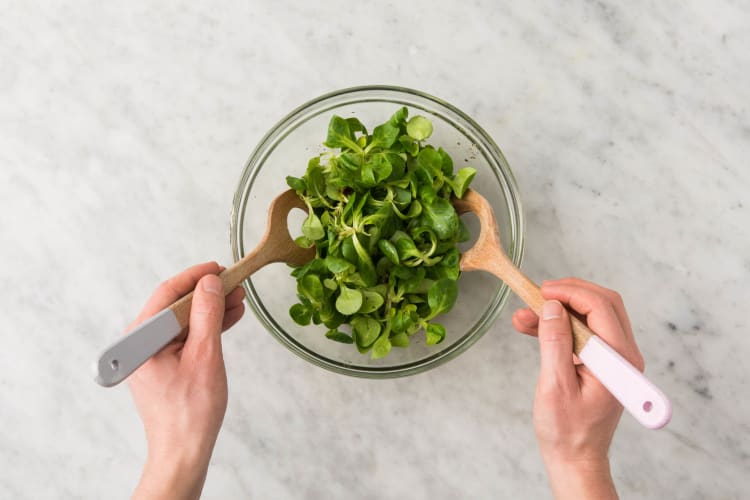 Pasta en salade mengen