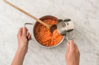 Cuire le risotto à la tomate