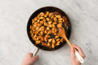 Cuire le poulet et les lardons