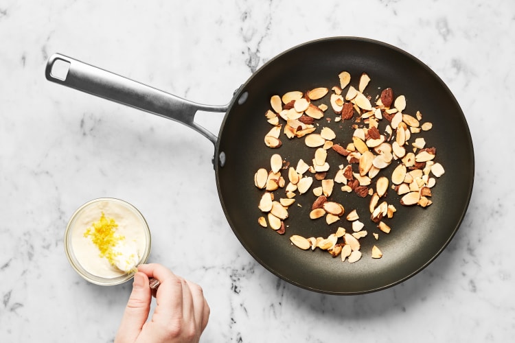 Mix Crème Fraîche & Toast Almonds