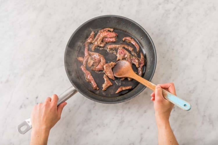 Cuire les émincés de bœuf au wok