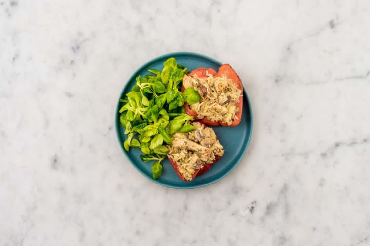 Salade maken en paprika's vullen 