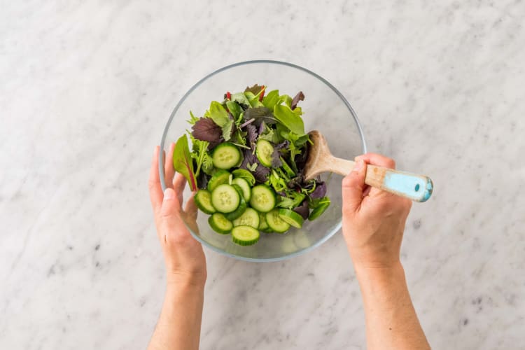 Réchauffer les tortillas et préparer la salade