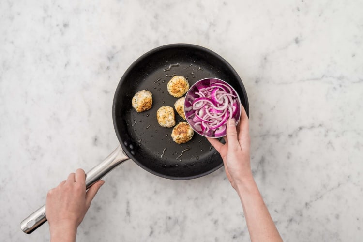 Cuire les boulettes de poulet haché