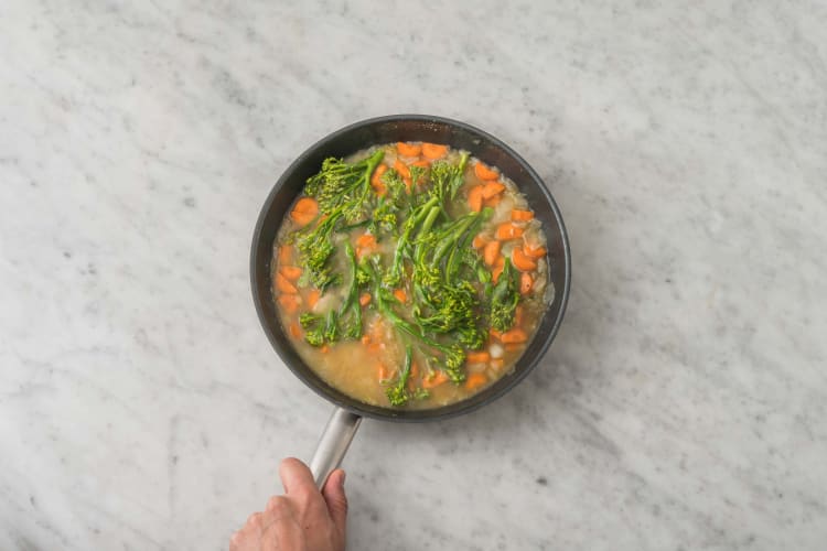 Cuire le riz et les broccolini