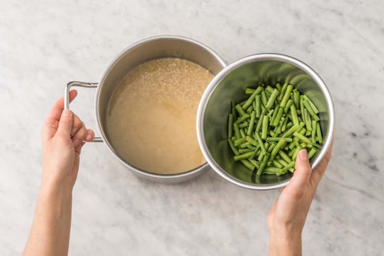 Cuire le riz et les haricots verts