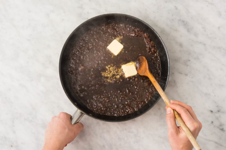 Zwiebelsauce kochen