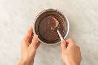 Mixare la salsa di soya e il miele