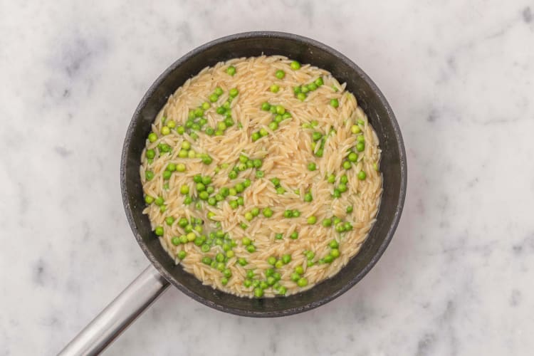 Faire cuire l’orzo et les pois