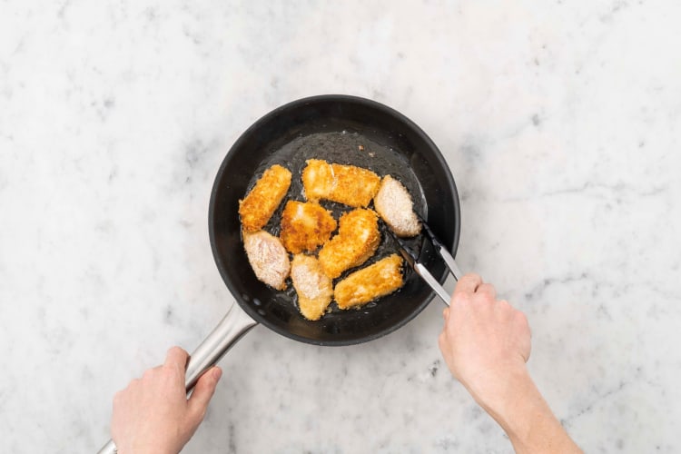 Hähnchen-Nuggets mit Süßkartoffel-Bohnen-Salat Rezept | HelloFresh