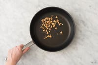 Griller les noix concassées