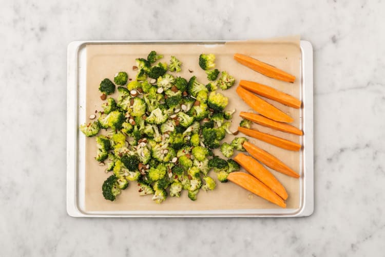 Infornare i broccoli e le patate dolci