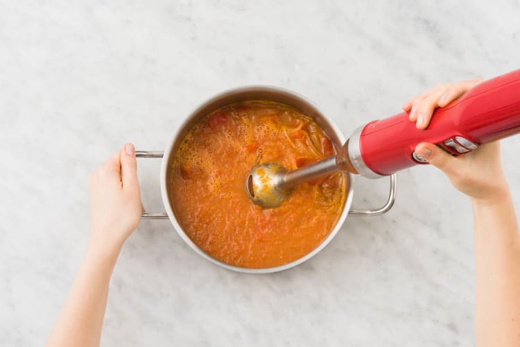 Mixer la soupe et mélanger