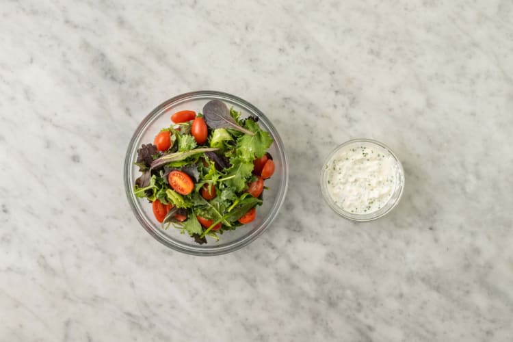 Faire la trempette au yogourt et la salade