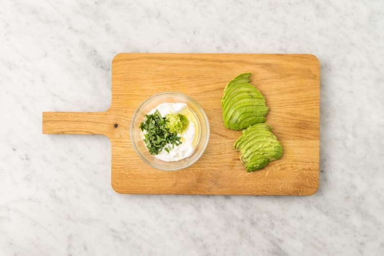 Preparare la salsa allo yogurt e l'avocado