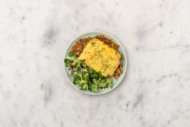 Vegetarischer Shepherd&amp;#39;s Pie mit Nüsslisalat Rezept | HelloFresh