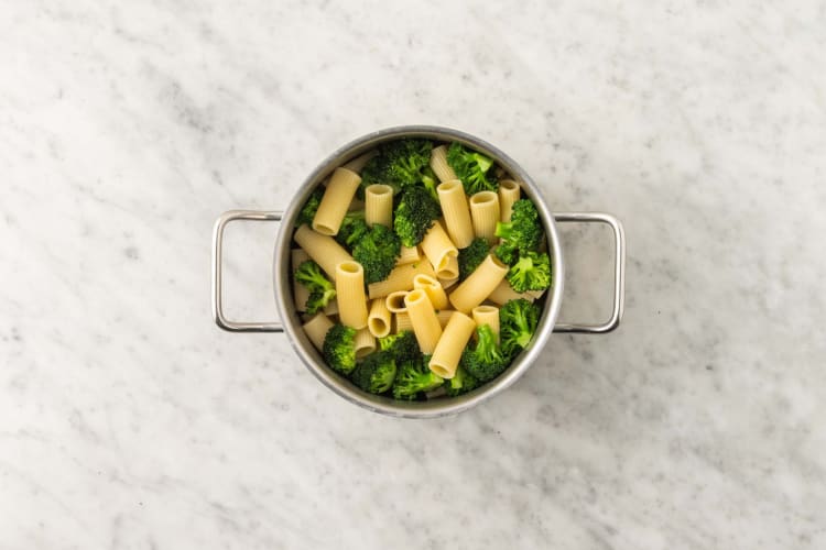 Kok pasta og brokkoli