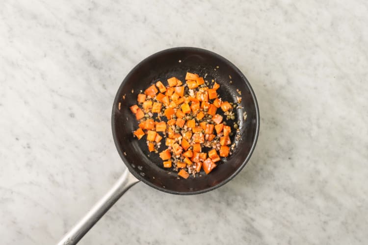 Commencer la sauce aux tomates et aux câpres