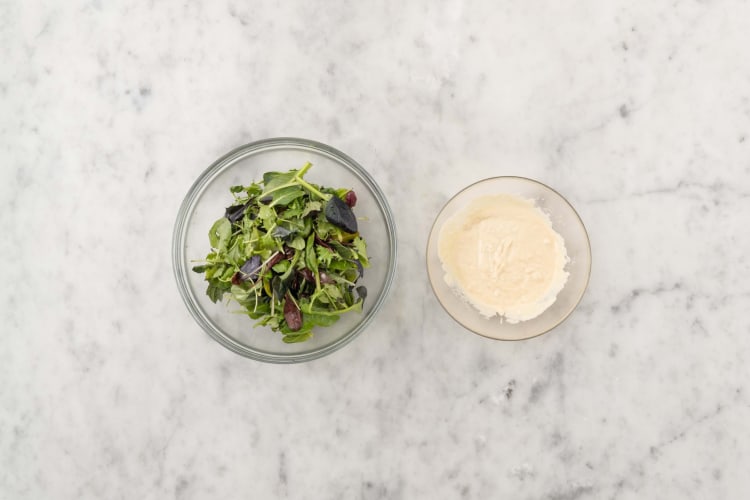 Faire la vinaigrette au hummus et assembler la salade