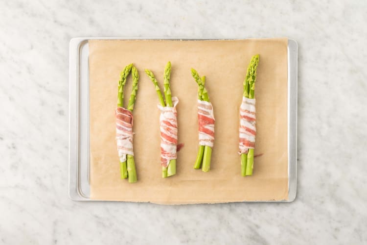 Faire rôtir les asperges enroulées de bacon