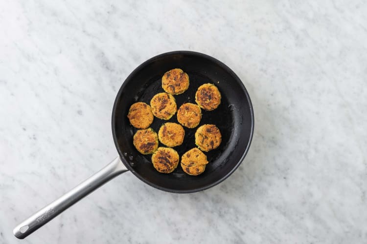 Preparare l'olio al prezzemolo e i falafel