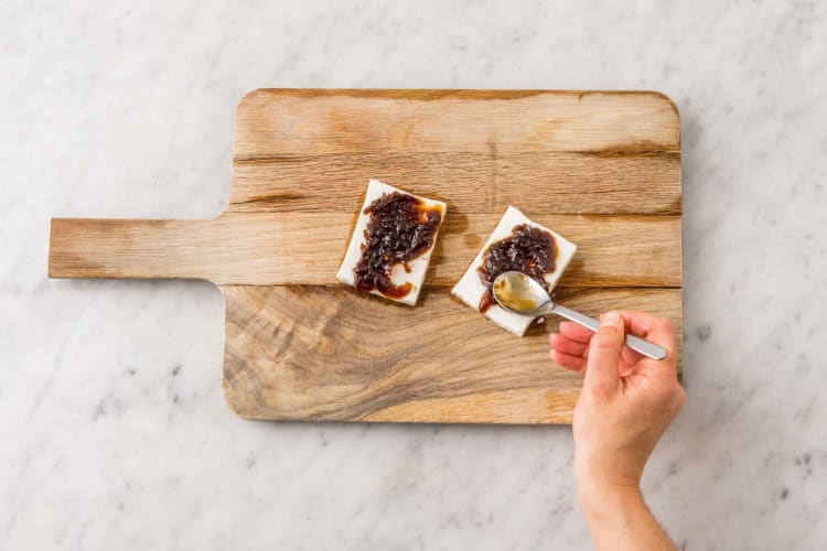 Badigeonner la feta de chutney d’oignons