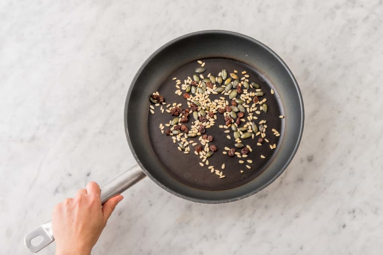 Griller le mélange graines-raisins secs