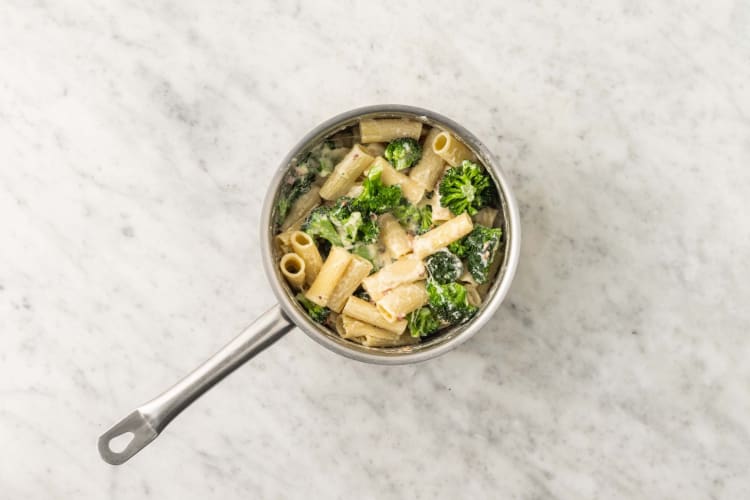 Tillsätt broccoli och pasta