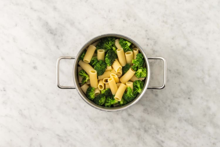 Koka pasta och broccoli