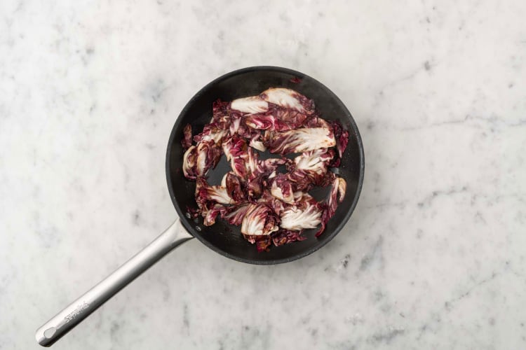 Cuocere il radicchio e il bacon