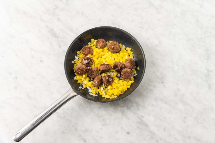 Faire poêler les boulettes et les légumes