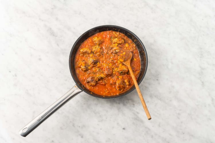 Terminer les boulettes et la sauce