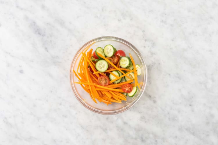 Faire la vinaigrette et faire mariner les légumes