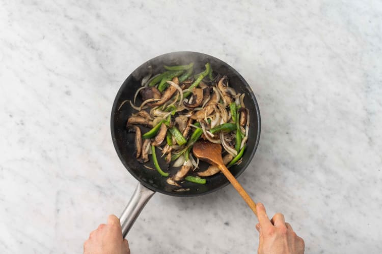 Commencer la garniture aux légumes