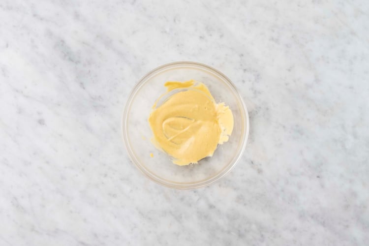 Comporre la vinaigrette e tostare le noci