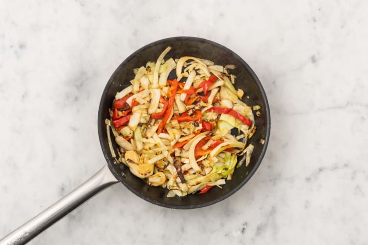 Chili-Nudeln mit Sriracha-Erdnuss-Sauce Rezept | HelloFresh