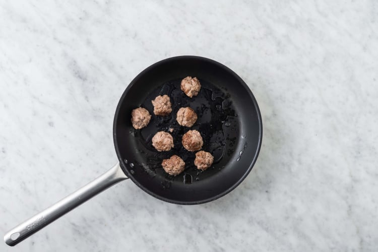 Cuire les boulettes de viande