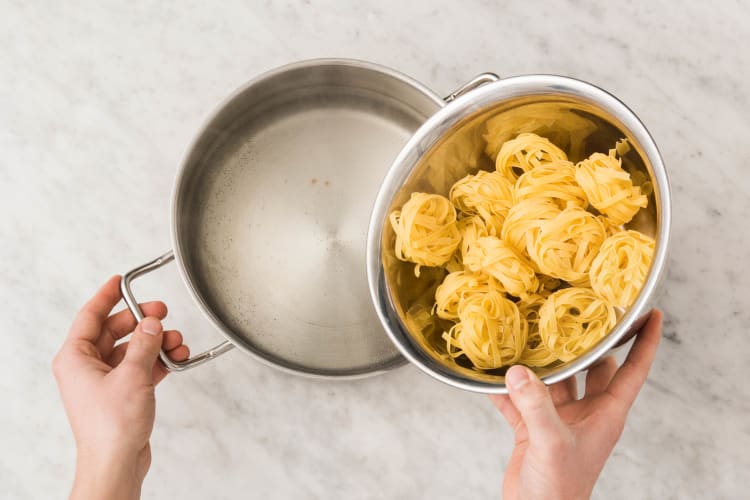 Fettuccine mit Trüffelöl und Haselnuss-Kräuter-Topping Rezept | HelloFresh
